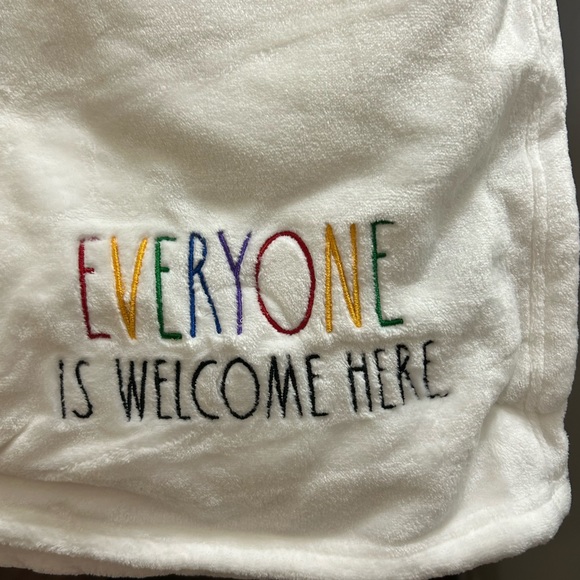 NWT RAE DUNN EVERYONE IS WELCOME HERE RAINBOW 🌈 EMBROIDERED PLUSH THROW - Picture 13 of 13